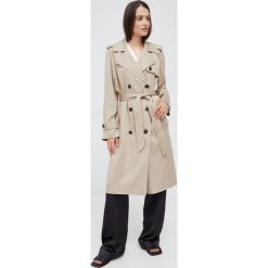 Tommy Hilfiger trencz damski kolor beżowy przejściowy. Brązowe płaszcze Tommy Hilfiger, bez wzorów, z lyocellu, klasyczne, bez kaptura. W wyprzedaży za 799.99 zł.