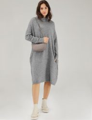 SZARA SUKIENKA Z DZIANINY. Szare sukienki Unisono, s, bez wzorów, z dzianiny, bez kołnierzyka, bez ramiączek. Za 229.00 zł.
