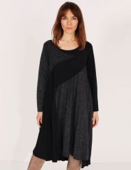 Plisowana sukienka. Szare sukienki Unisono, m, bez wzorów, z dzianiny, eleganckie, bez kołnierzyka, bez ramiączek, midi, dopasowane. Za 149.00 zł.