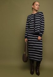 Granatowy Komplet z Wiskozą Bluzka z Guzikami i Spódnica w Paski Asirrise. Niebieskie bluzki Born2be, bez wzorów, z wiskozy, klasyczne, bez kołnierzyka, bez ramiączek. Za 149.99 zł.