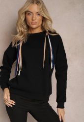 Czarna Bawełniana Bluza z Sznurkami i Kapturem Tyche. Czarne bluzy Renee, bez wzorów, z bawełny, casualowe, bez ramiączek, z kapturem. W wyprzedaży za 83.99 zł.