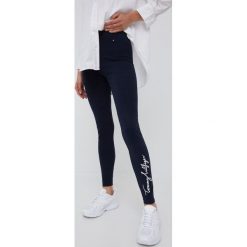 Tommy Hilfiger legginsy damskie kolor granatowy z nadrukiem. Niebieskie legginsy Tommy Hilfiger, bez wzorów, z włókna. W wyprzedaży za 199.99 zł.