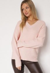Jasnoróżowy Sweter z Domieszką Kaszmiru z Dekoltem w Serek Feralaine. Czerwone swetry Born2be, bez wzorów, z jeansu, eleganckie, bez ramiączek. Za 99.99 zł.