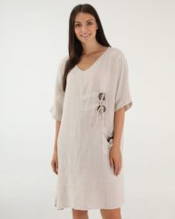 LUŹNA SUKIENKA Z LNU. Sukienki Unisono, l, z aplikacjami, z tkaniny, bez kołnierzyka, bez ramiączek, mini. Za 249.00 zł.