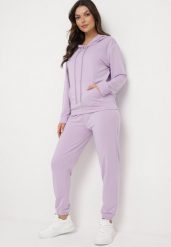 Fioletowy Komplet Dresowy Bluza Kangurka z Kapturem i Spodnie Joggery Triasa. Fioletowe bluzy Born2be, m, bez wzorów, z dresówki, klasyczne, bez ramiączek, z kapturem. W wyprzedaży za 76.49 zł.