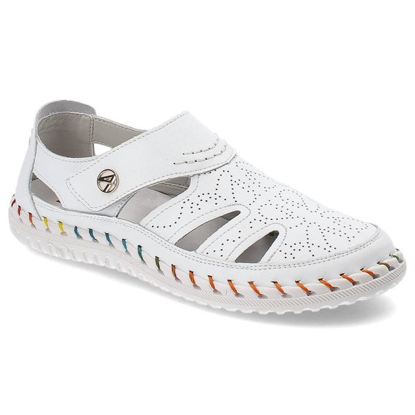 Białe Półbuty Artiker Ażurowe Obuwie Damskie. Białe półbuty wsuwane Artiker, w ażurowe wzory, ze skóry, klasyczne, bez obcasa, na płaskiej podeszwie. Za 179.00 zł.