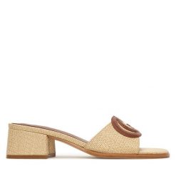 Klapki Guess. Brązowe klapki Guess, z aplikacjami, bez obcasa, bez zapięcia. Za 449.99 zł.