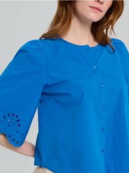 Koszulowa bluzka z ażurowym wykończeniem rękawa - niebieski. Niebieskie bluzki Sinsay, l, w ażurowe wzory, bez kołnierzyka, bez ramiączek. Za 49.99 zł.