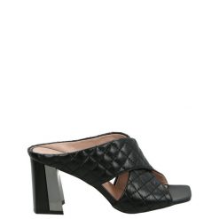 CZARNE KLAPKI PIKOWANE 459 364 BLACK. Czarne klapki Venezia, bez wzorów, ze skóry, bez obcasa, bez zapięcia. Za 209.00 zł.