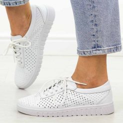 Białe ażurowe skórzane półbuty damskie American Club Rl155. Białe półbuty wsuwane American CLUB, na lato, w ażurowe wzory, z jeansu, biznesowe, bez obcasa, na płaskiej podeszwie. Za 199.00 zł.
