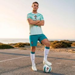 Spodenki piłkarskie replika Puma Portugalia Mistrzostwa Świata 2026. Szorty sportowe Decathlon, bez wzorów, z materiału, z standardowym stanem, do piłki nożnej. Za 199.99 zł.