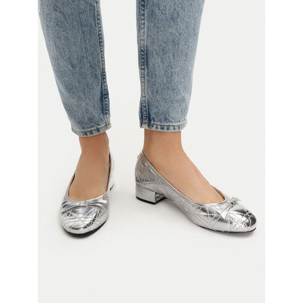 Czółenka Steve Madden. Szare czółenka Steve Madden, bez wzorów, bez obcasa, bez zapięcia. Za 241.99 zł.