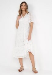 Biała Sukienka Delenia. Białe sukienki Born2be, s, z aplikacjami, z koronki, boho, bez kołnierzyka, bez ramiączek, midi, rozkloszowane. W wyprzedaży za 101.99 zł.