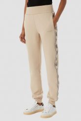 GUESS Beżowe damskie spodnie dresowe z lampasami Britney Jogger, Rozmiar S. Brązowe spodnie materiałowe Guess, z aplikacjami, z dresówki, eleganckie. Za 489.99 zł.