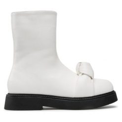 Botki JENNY. Białe botki Jenny, bez wzorów, bez obcasa, na płaskiej podeszwie, bez zapięcia. Za 199.99 zł.