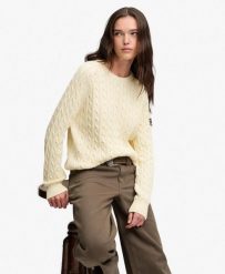 Superdry Sweter Slouchy Cable Knit z bawełny organicznej – luźny krój. Białe swetry Superdry, uniwersalny, bez wzorów, z bawełny, eleganckie, bez ramiączek. Za 303.90 zł.