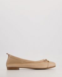 BALERINY Z KOKARDĄ 4152X BEIGE. Brązowe baleriny Venezia, bez wzorów, ze skóry, bez obcasa, bez zapięcia. Za 299.00 zł.