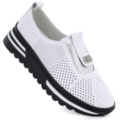 Skórzane półbuty damskie ażurowe na platformie białe S.Barski 7092. Białe półbuty wsuwane S.BARSKI, w ażurowe wzory, ze skóry, sportowe, bez obcasa, na koturnie. Za 279.99 zł.