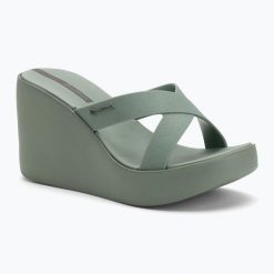 Klapki damskie Ipanema High Fashion II Slide. Zielone klapki Ipanema, bez wzorów, z materiału, eleganckie, bez obcasa, bez zapięcia. Za 139.99 zł.