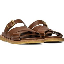 Klapki damskie brązowe Clarks Desert Cross. Brązowe klapki Clarks, bez wzorów, bez obcasa, bez zapięcia. Za 509.99 zł.