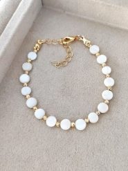 Nakkash Pozłacana bransoletka z masą perłową rozmiar: onesize. Białe bransoletki Nakkash, z perłą, pozłacane. Za 30.99 zł.