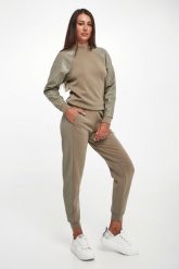 Spodnie dresowe damskie logowane ARMANI EXCHANGE. Spodnie sportowe Armani Exchange, bez wzorów, z dresówki. Za 559.00 zł.