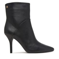 Botki Tommy Hilfiger. Czarne botki Tommy Hilfiger, bez wzorów, bez obcasa, na szpilce, bez zapięcia. Za 749.99 zł.