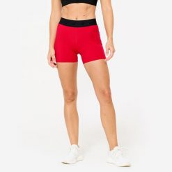 Spodenki fitness damskie Domyos. Czerwone szorty sportowe DOMYOS, bez wzorów, z materiału, z podwyższonym stanem, na fitness i siłownię. Za 49.99 zł.