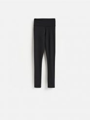 Gładkie legginsy - czarny. Czarne legginsy Reserved, bez wzorów, z dzianiny. Za 89.99 zł.