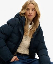 Superdry Kurtka Bomber Everest – Slim, wypełnienie z recyklingu. Niebieskie kurtki Superdry, z aplikacjami, z materiału. Za 627.40 zł.