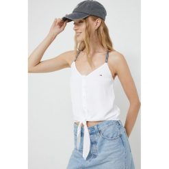 Tommy Jeans top damski kolor biały. Białe topy Tommy Jeans, m, bez wzorów, z jeansu, bez kołnierzyka, bez ramiączek. W wyprzedaży za 114.99 zł.