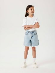 Name it Szorty dżinsowe - Regular fit - w kolorze błękitnym rozmiar: 140. Niebieskie szorty Name it, z aplikacjami, klasyczne. Za 79.40 zł.