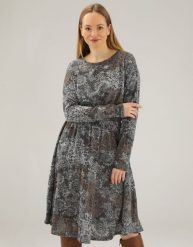 WZORZYSTA SUKIENKA Z DZIANINY. Sukienki Unisono, l, bez wzorów, z dzianiny, bez kołnierzyka, bez ramiączek, rozkloszowane. Za 159.00 zł.