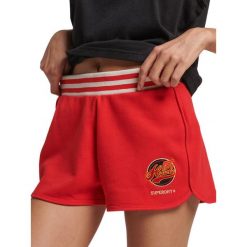 Spodenki sportowe damskie Superdry Vintage Colegiate. Czerwone szorty sportowe Superdry, bez wzorów, z bawełny. W wyprzedaży za 135.00 zł.