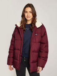 TOMMY JEANS Kurtka zimowa w kolorze bordowym rozmiar: S. Czerwone kurtki Tommy Jeans, na zimę, s, bez wzorów, z jeansu, bez kaptura. Za 613.95 zł.