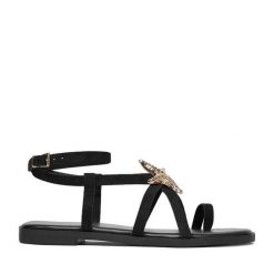 Sandały DeeZee. Czarne sandały DeeZee, bez wzorów, bez obcasa, na płaskiej podeszwie, bez zapięcia. Za 99.99 zł.