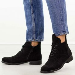 Czarne zamszowe ażurowe botki damskie S.Barski 8009. Czarne botki S.BARSKI, w ażurowe wzory, z jeansu, eleganckie, z okrągłym noskiem, bez obcasa, na obcasie, bez zapięcia. Za 229.00 zł.