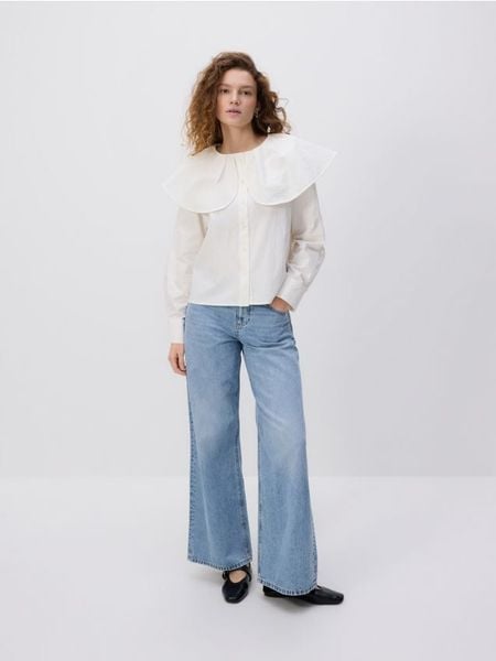 Koszula z ozdobnym kołnierzem - złamana biel. Koszule Reserved, l, bez wzorów, z bawełny, bez kołnierzyka, bez ramiączek. Za 139.99 zł.