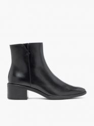 Czarne skórzane botki. Czarne botki Ryłko, bez wzorów, z materiału, eleganckie, bez obcasa, na obcasie, bez zapięcia. Za 449.99 zł.