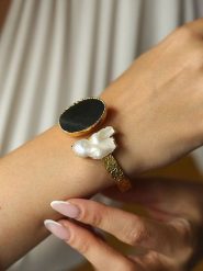 L'Atelier de Gaia Pozłacana bransoletka z elementami ozdobnymi rozmiar: onesize. Białe bransoletki L'Atelier de Gaia, z onyksem, pozłacane. Za 135.17 zł.