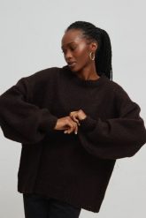 Sweter oversize z bufiastym rękawem INTENSE BROWN - RIVERO. Brązowe swetry Marsala, na lato, bez wzorów, z wełny, klasyczne, bez ramiączek. Za 249.90 zł.
