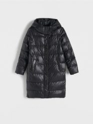 Płaszcz z naturalnym puchem - czarny. Czarne płaszcze Reserved, l, bez wzorów, z puchu, bez kaptura. W wyprzedaży za 229.99 zł.