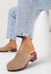 Ciemnobeżowe Klapki Chodaki z Ekozamszu z Ozdobnymi Nitami Pheriza. Brązowe klapki Born2be, bez wzorów, eleganckie, bez obcasa, na płaskiej podeszwie, bez zapięcia. Za 89.99 zł.