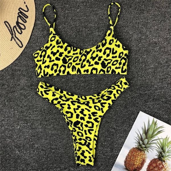 Bikini push-up ze stringami na plażę i basen UV odporne Andriette. Czerwone bikini Intica, bez wzorów, z materiału. W wyprzedaży za 219.00 zł.