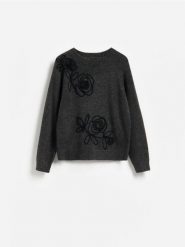Sweter z ozdobną aplikacją - szary. Szare swetry Reserved, l, z aplikacjami, z dzianiny, bez ramiączek. Za 139.99 zł.