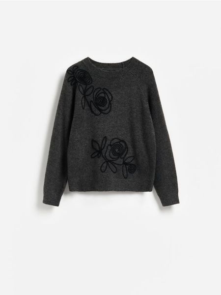 Sweter z ozdobną aplikacją - szary. Szare swetry Reserved, l, z aplikacjami, z dzianiny, bez ramiączek. Za 139.99 zł.