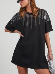 Milan Kiss Sukienka w kolorze czarnym rozmiar: XL. Czarne sukienki Milan Kiss, na co dzień, xl, bez wzorów, bez kołnierzyka, bez ramiączek, mini, proste. Za 154.07 zł.