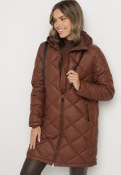 Brązowa Długa Kurtka z Kapturem Ozdobiona Pikowaniem Olentia. Brązowe kurtki Born2be, m, bez wzorów, eleganckie, z kapturem. Za 169.99 zł.