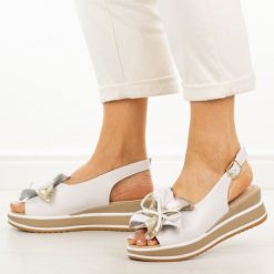 Białe skórzane sandały damskie na koturnie Cambell 40351. Białe sandały Cambell, z aplikacjami, z jeansu, bez obcasa, na koturnie, bez zapięcia. Za 219.00 zł.