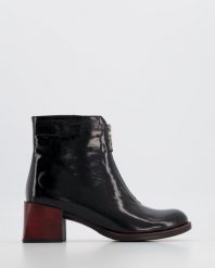 LAKIEROWANE BOTKI 012-605-34 BL-RE. Botki Venezia, bez wzorów, z lakierowanej skóry, bez obcasa, bez zapięcia. Za 329.00 zł.